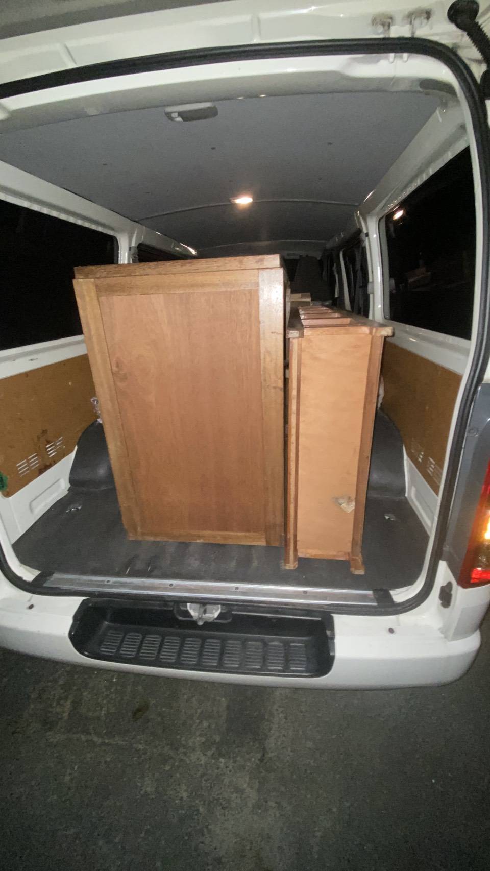 本棚とキャビネットの運搬・設置サポート